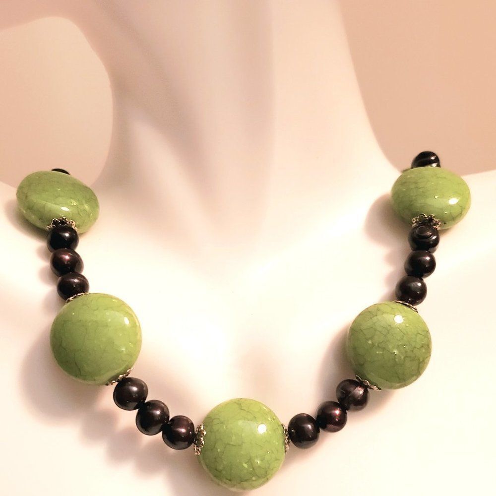 Green & brown beaded necklace (NEW)